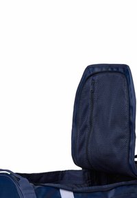 Sac de sport bleu marine avec poche zippée en mesh, tissu durable et rayures blanches contrastantes. Ouvert, révélant l'intérieur du compartiment principal.