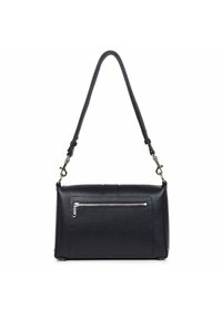 Borsa a mano in pelle nera con finitura testurizzata, forma rettangolare, tracolla regolabile e tasca con zip frontale.