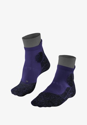 Fioletowe i szare skarpetki za kostkę z prążkowanymi mankietami, wzmocnioną piętą i palcami oraz teksturowanym wzorem zapewniającym przyczepność. Materiał wydaje się miękki i elastyczny.