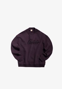 Mørkeblå sweatshirt med rund hals, der har en stor sort broderet tekst "Atelier" på forsiden og ribbede manchetter.