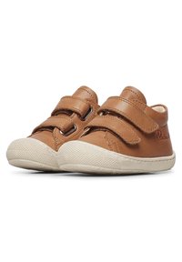 Scarpe per bambini in pelle color cuoio con due cinturini regolabili in Velcro, suole in gomma bianca e una punta testurizzata per una migliore aderenza.