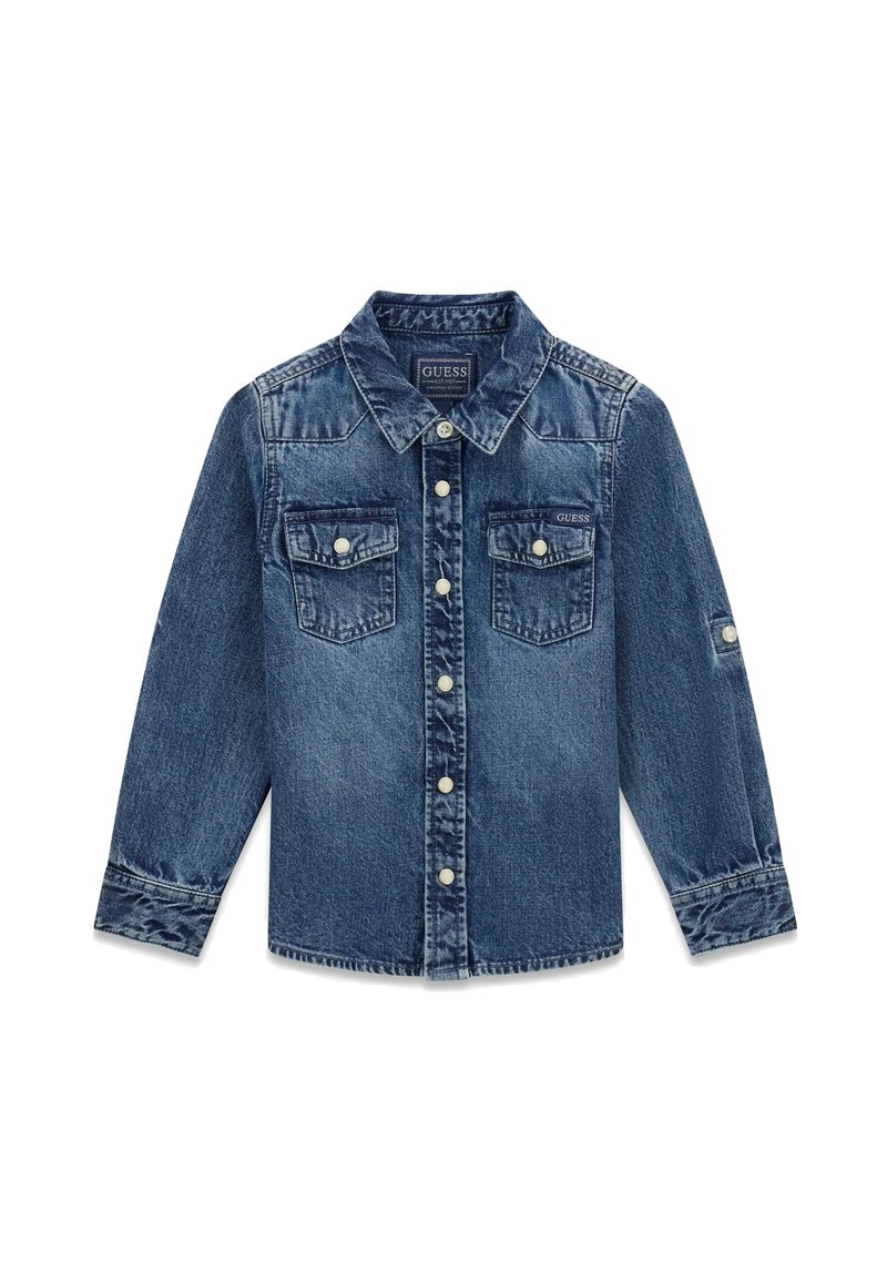 Kurtka dżinsowa w średnim odcieniu niebieskiego, z zapięciem na guziki z przodu, kołnierzem w kształcie litery V, długimi rękawami, dwoma kieszeniami na piersi oraz logo marki na kieszeni.