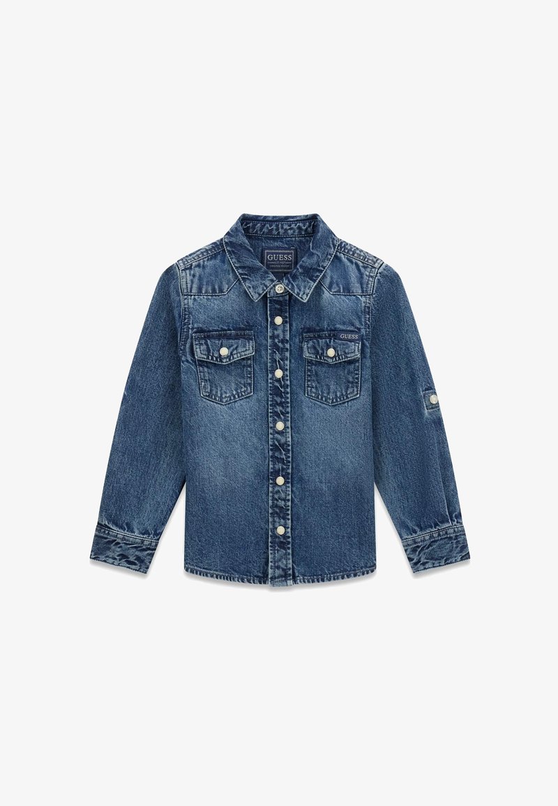 Kurtka dżinsowa w średnim odcieniu niebieskiego, z zapięciem na guziki z przodu, kołnierzem w kształcie litery V, długimi rękawami, dwoma kieszeniami na piersi oraz logo marki na kieszeni.