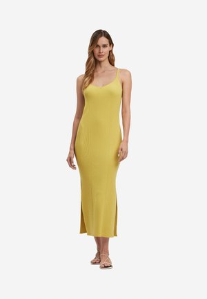 Vestido midi amarilla con canalé, tirantes finos ajustables, aberturas laterales y silueta ajustada. La textura es suave y elástica.