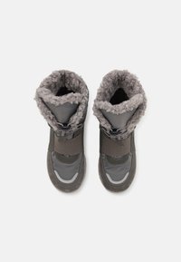Szare zimowe buty z miękką, futrzaną szarością, wodoodpornym materiałem wierzchnim, regulowanym paskiem i teksturowaną gumową podeszwą.