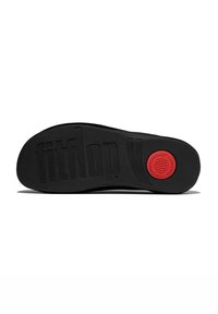 Zwarte rubberen zool met reliëf "fitflop"-branding en een rood cirkelaccent. Voorzien van een gestructureerd oppervlak voor betere grip.