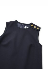 Vestido sin mangas de color marino con un acabado texturizado, que presenta una cremallera en la parte posterior y tres botones dorados en el hombro.