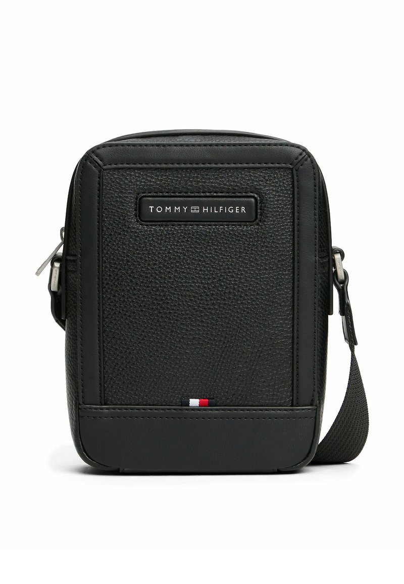 Bolso de hombro de cuero negro texturizado con cierre de cremallera, que cuenta con una placa de logo en la parte frontal y un acento tricolor en la parte inferior.