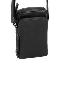 Borsa a tracolla in pelle nera con una texture liscia, compartimenti con zip e tracolla regolabile. Forma rettangolare compatta, design minimalista.