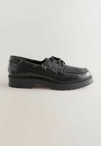 Scarpa in pelle nera con chiusura a lacci, finitura testurizzata, punta arrotondata e suola robusta in gomma nera. Presenta occhielli metallici per i lacci.