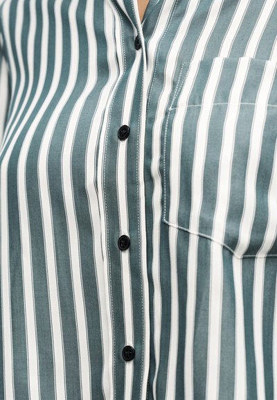 Πουκάμισο με κουμπιά και κατακόρυφες ρίγες σε τυρκουάζ και λευκό, με τσέπη στο στήθος, μαύρα κουμπιά και ομαλή υφή βαμβακιού.