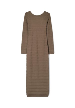Rochie ajustată, cu mânecă lungă și lungime până la glezne, de culoare maro, cu modele texturate în zig-zag orizontale și decolteu larg rotund.