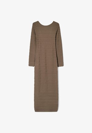 Langemouwen, enkel-lang, aansluitend bruin jurk met gestructureerde horizontale zigzagpatronen en een brede ronde halslijn.