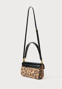Torba na rame s leopard uzorkom s preklopom od crne krokodil kože, zlatnim detaljima i podesivim remenom; pravokutnog oblika s glatkom teksturom.
