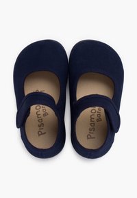 Marineblaue Canvas-Mary-Jane-Schuhe mit einer abgerundeten Spitze, Klettverschluss und einem strukturierten Innenraum, in dem der Markenname "Pisamonas" aufgedruckt ist.