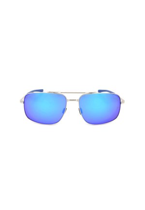 Occhiali da sole rettangolari con montatura argentata, lenti specchiate blu riflettenti e terminali delle aste blu su sfondo bianco.