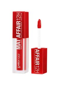Rossetto liquido rosso in un tubo trasparente e scatola rossa. Presenta una finitura opaca, etichetta resistente alle trasferte e un applicatore a forma di piede di cervo.