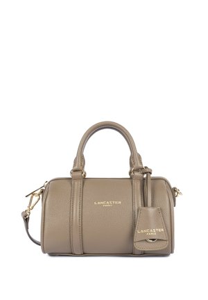 Sac à main en cuir taupe Lancaster Paris avec double poignée, bandoulière amovible et une étiquette porte-clés assortie à l'avant.