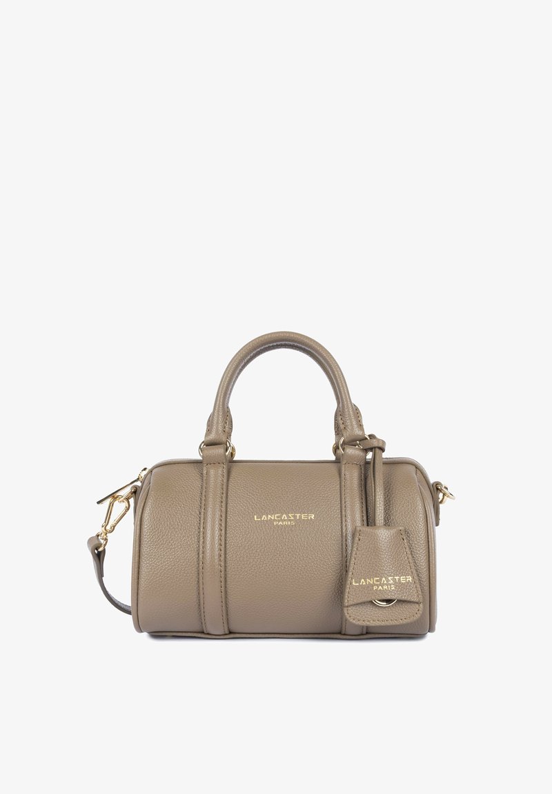 Sac à main en cuir taupe Lancaster Paris avec double poignée, bandoulière amovible et une étiquette porte-clés assortie à l'avant.
