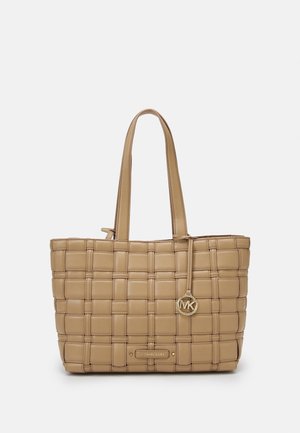 Torba na ramię z plecionej skóry w kolorze brązowym, wyposażona w podwójne paski na ramię oraz złote ozdoby: zawieszkę z logo Michael Kors i tabliczkę z nazwą marki.