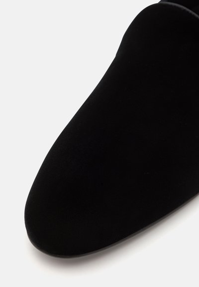 Stuart Weitzman BUZZ - Slip-ons - black