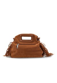Bolso de ante marrón con asa rectangular cortada, bolsillo frontal con cremallera y detalles de flecos a ambos lados.