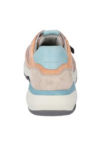 Sneaker con tomaia in morbido suede beige e arancione, accentuata da un controtallone azzurro chiaro, colletto imbottito e suola bianca.
