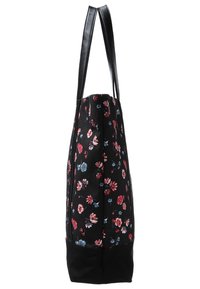 Czarna torba floralna z czerwonymi i niebieskimi kwiatami, wykonana z tkaniny, z gładkim czarnym uchwytem i prostokątną podstawą.