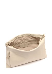 Borsa a kletch in pelle beige con una superficie liscia, chiusura con zip e tasca interna. Presenta un design minimalista con bordi morbidi e arrotondati.
