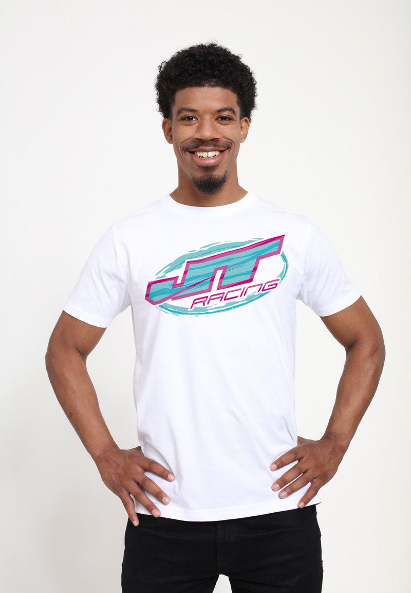 Bílý bavlněný T-shirt s předním potiskem obsahujícím "JLT Racing" v tyrkysové a růžové, obklopený kruhovým akcentním designem. Krátké rukávy.