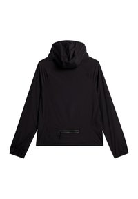 Svart lättviktig jacka med huva, intrikat sömnad och en dragkedjeficka på baksidan, med ett mjukt, vattenavvisande material.