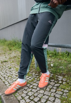 REAL MADRID TRACK PANT - Pantalones deportivos - carbon