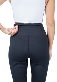 Zwarte high-waisted legging van Spyder, met een gladde stof, naaddetails en een discreet achterzakje met ritssluiting.