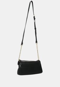 Borsa a spalla in pelle nera con catena e tracolla regolabile, caratterizzata da una forma rettangolare elegante e una tasca anteriore con zip.