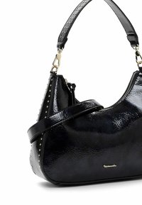 Zwart handtasje van lakleer met een gestructureerde afwerking. Heeft een goudkleurige rits, een met studs versierde schouderriem en een verstelbare crossbodyriem.