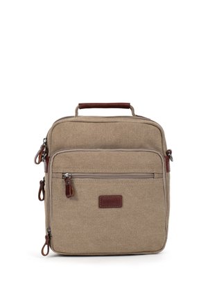 Sac à bandoulière en toile beige avec plusieurs compartiments zippés et accents en cuir marron, y compris la poignée et les tirettes de fermeture éclair.