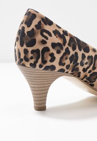 Leopardmönstrad mocka pumps med en texturerad beige klack, med spetsig tå och en smal, formad silhuett.