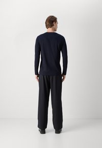 Tommy Hilfiger STACK TEE - Maglietta a manica lunga - desert sky