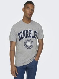 Šedé bavlnené tričko s výrazným námorníckym textom "BERKELEY" a grafickým obrazom kruhového univerzitného pečate uprostred. Casual fit s klasickým okrúhlym výstrihom.