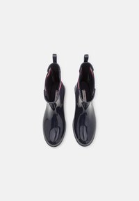 Granatowe wodoodporne botki za kostkę z błyszczącym wykończeniem, z uchwytami do zakupu i wnętrzem wykończonym w czerwono-niebieskie akcenty.