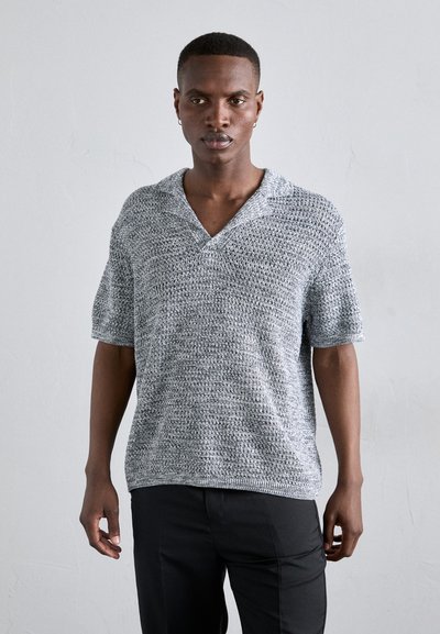 Pullover sweater i et tekstureret strikmønster, grå og hvid farveskala, korte ærmer, krave-design, afslappet pasform.