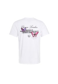 Weißes Baumwoll-T-Shirt mit einem grafischen Druck von lila und pinken Schmetterlingen, mit dem Text "Closure London" und "Creators of modern essentials" auf der Rückseite.