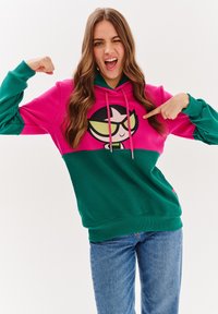 Mikina s kapucí v růžové a zelené barvě, s potiskem kreslené postavičky na hrudi. Vyrobena z měkkého materiálu s volným střihem.