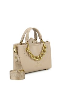 Borsa a tracolla in pelle beige texture con finiture in tonalità oro, due manici e una tracolla rimovibile. Caratterizzata da un audace accento a catena.