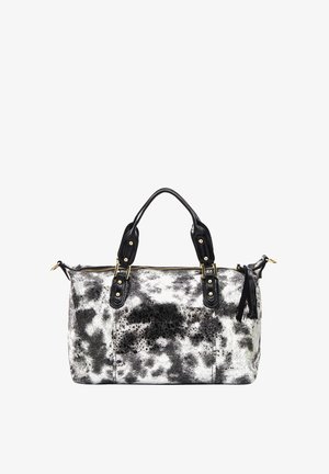 Borsa bianca e nera con un motivo testurizzato a macchie, dettagli in pelle, doppi manici superiori e accessori e zip in oro a contrasto.