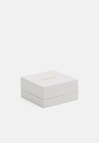 Caja rectangular blanca con una textura suave y un logo dorado "LIU-JO" en la parte superior, con una tapa con bisagra y un diseño minimalista.