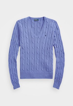 Pull en V en tricot torsadé de couleur lavande clair, avec des poignets et un ourlet côtelés, et un petit emblème de marque sur la poitrine. Motif en tricot texturé.