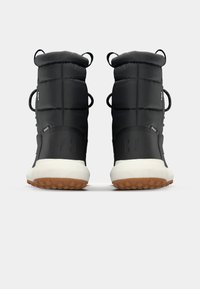 Sorte polstrede ankelstøvler med teksturert stoff, to bakre trekk-fliker, og en hvit gummisåle med mønstret profil.