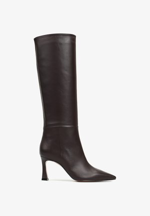 Brązowe skórzane botki sięgające do kolan z szpiczastym noskiem i lekko wygiętym obcasem. Gładka faktura i minimalistyczny design.