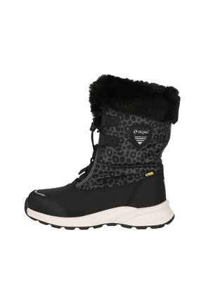 Sort snestøvle med en fuzzy kant, tekstureret leopardprint skaft og gummisål. Har snørebånd og mærkede detaljer. Vandtæt materiale.